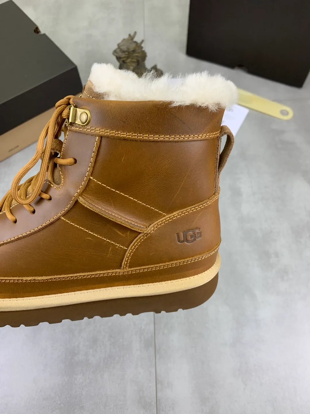 Men's men's shoes 💰P640 New top version UGG 2025 autumn and winter high-top new casual shoes new series Ansley Mules Fashionable and comfortable shallow flat slip-on casual loafers ✨ Classic suede cowhide with 10mm wool lining Insole Fleece collar Soft and comfortable ❤️ Decorated with UGG classic heat embossed brand logo on the back side Full texture Lightweight rubber sole Anti-slip, wear-resistant and comfortable Color: Black Brown Size: 39-45